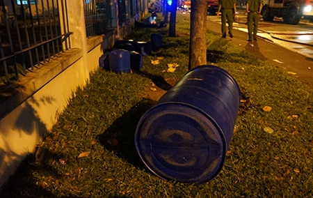 Hình ảnh vụ cháy kinh hoàng trong KCN Việt Nam - Singapore - 20 Những thùng hóa chất khắc tinh với lửa phục vụ công tác cứu hóa