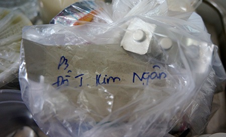 Hình ảnh đáng thương của bé gái nghi bị cha mẹ bạo hành - 7 Mới 4 tuổi, bé Ngân đã phải chịu nhiều đau đớn về thể xác