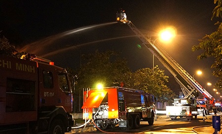 Hình ảnh vụ cháy kinh hoàng trong KCN Việt Nam - Singapore - 16 Xe thang tiếp cận hiện trường vụ cháy từ trên cao