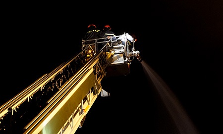 Hình ảnh vụ cháy kinh hoàng trong KCN Việt Nam - Singapore - 15 Xe thang tiếp cận hiện trường vụ cháy từ trên cao