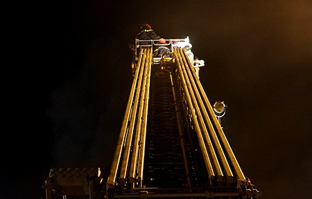 Hình ảnh vụ cháy kinh hoàng trong KCN Việt Nam - Singapore - 14 Xe thang tiếp cận hiện trường vụ cháy từ trên cao