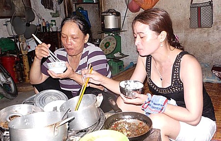 Nỗi khổ của vợ chồng mua ve chai nhặt được hơn 5 triệu Yen Nhật - 2 Một mình chị Hồng ở lại TP.HCM tiếp tục mua ve chai và chờ ngày được hưởng lộc