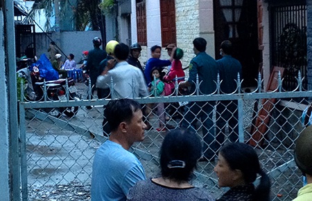 Hình ảnh tan hoang sau vụ nổ kinh hoàng, rung chuyển cả khu dân cư - 13 Hàng trăm người dân nơi bị một phen náo loạn