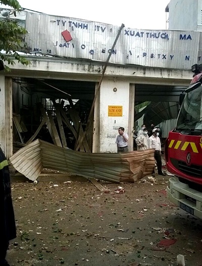 Hình ảnh tan hoang sau vụ nổ kinh hoàng, rung chuyển cả khu dân cư - 6 Nhiều căn nhà trong phạm vi hơn 50m2 bị ảnh hưởng nghiêm trọng