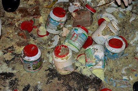 Hình ảnh tan hoang sau vụ nổ kinh hoàng, rung chuyển cả khu dân cư - 5 Những chai phân bón lá thành phẩm bị vùi trong đống đổ ná