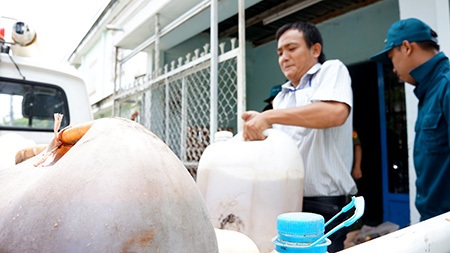 Rùng mình cảnh dòi lúc nhúc chui lên trong mắm tôm - 18 Trung Kiên