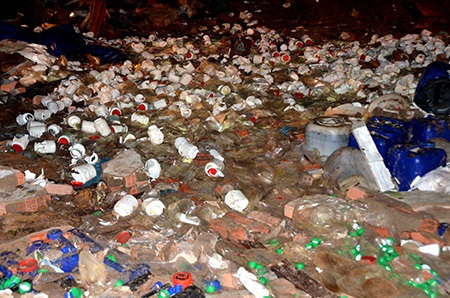 Hình ảnh tan hoang sau vụ nổ kinh hoàng, rung chuyển cả khu dân cư - 4 Những chai phân bón lá thành phẩm bị vùi trong đống đổ ná