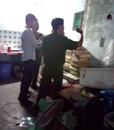 Khởi tố vụ làm mỹ phẩm giả gây bỏng cho người tiêu dùng - 2 Cảnh sát kinh tế Bình Dương khám xét căn cứ sản xuất mỹ phẩm giả của Khanh đen