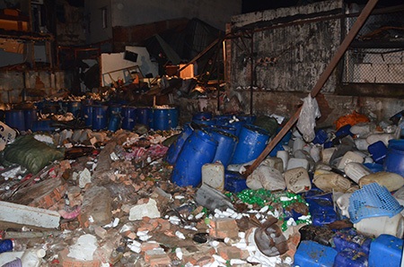 Hình ảnh tan hoang sau vụ nổ kinh hoàng, rung chuyển cả khu dân cư - 3 Nhiều thùng hóa chất nằm tại hiện trường