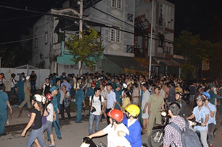 Hình ảnh tan hoang sau vụ nổ kinh hoàng, rung chuyển cả khu dân cư - 15 Hàng trăm người dân nơi bị một phen náo loạn