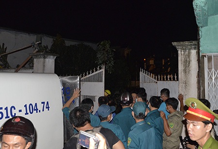 Hình ảnh tan hoang sau vụ nổ kinh hoàng, rung chuyển cả khu dân cư - 14 Hàng trăm người dân nơi bị một phen náo loạn