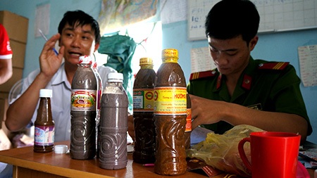 Rùng mình cảnh dòi lúc nhúc chui lên trong mắm tôm - 13 Trung Kiên
