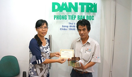 Gần 140 triệu đồng ủng hộ quỹ “Tiếp sức ngư dân bám biển” - 1 Đại diện Báo Dân trí tiếp nhận số tiền bạn đọc ủng hộ quỹ Tiếp sức ngư dân bám biển