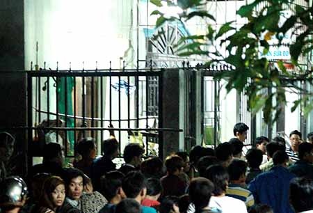 Sát hại con gái rồi tự tử do trầm cảm - 1 Người dân tụ tập trước hiện trường phát hiện hai mẹ con chết thương tâm
