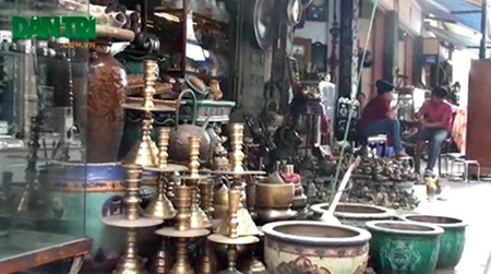 Phố đồ cổ giữa trung tâm Sài Gòn - 1 Những món đồ cổ được bán tại phố Lê Công Kiều