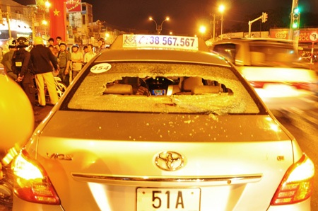 Xe taxi bị đập bể kính
