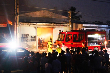 Lực lượng cứu hỏa đang tích cực dập lửa