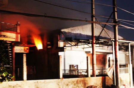 Lửa bùng lên dữ dội tại kho vải