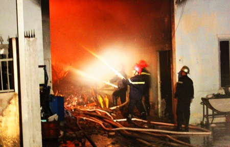 Lực lượng cứu hỏa đang tích cực dập lửa