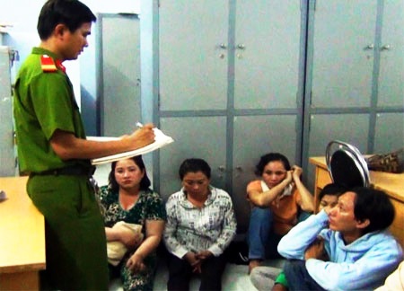 "Vén màn" sự thật về nữ quái “ăn hàng” trong bệnh viện - 1 Băng móc túi bị công an bắt giữ