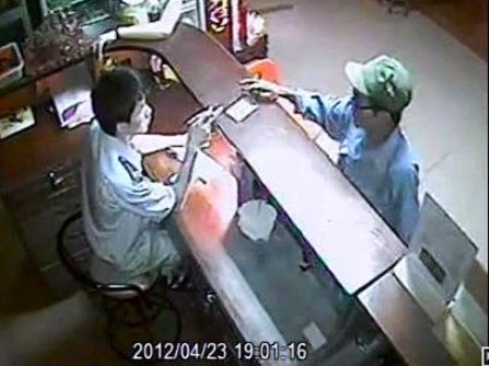 Truy tìm nghi can giết người trong khách sạn bị camera ghi hình - 3 Truy tìm nghi can giết người trong khách sạn bị camera ghi hình