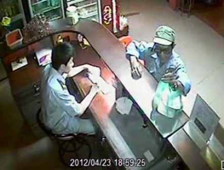 Truy tìm nghi can giết người trong khách sạn bị camera ghi hình - 1 Truy tìm nghi can giết người trong khách sạn bị camera ghi hình
