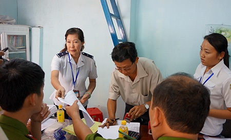 Kiểm tra công ty bị tố cung cấp thực phẩm bẩn cho hàng ngàn học sinh - 1 Đoàn kiểm tra có mặt tại trụ sở công ty Phú Thành Quốc để làm việc