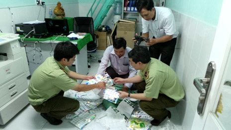 Mũ bảo hiểm được chứng nhận hợp quy vẫn…“dỏm” - 4 Lực lượng QLTT kiểm tra một điểm sản xuất MBH và phát hiện hàng loạt sai phạm