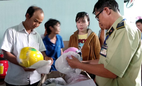 Mũ bảo hiểm được chứng nhận hợp quy vẫn…“dỏm” - 3 Lực lượng QLTT kiểm tra một điểm sản xuất MBH và phát hiện hàng loạt sai phạm