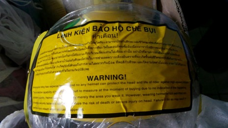 Mũ bảo hiểm được chứng nhận hợp quy vẫn…“dỏm” - 6 Những thông tin ảo được dán trên MBH