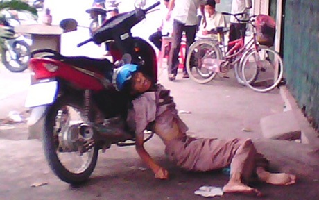 Con nghiện tràn lan, dân bất an tại "vùng đất dữ" - 3 Một con nghiện sốc thuốc chết trước của nhà dân