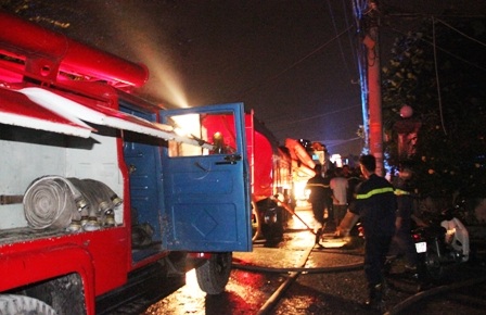 Hiện trường vụ cháy tại 2 công ty sản xuất trên địa bàn phường Linh Đông, quận Thủ Đức