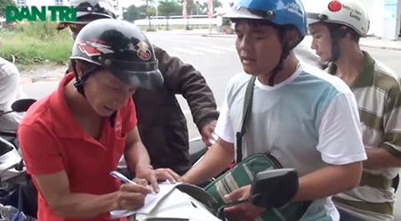 Theo chân “hiệp sĩ” săn bắt cướp - 2 Hiệp sĩ ghi chép lại thông tin về các đối tượng khả nghi mà người dân cung cấp