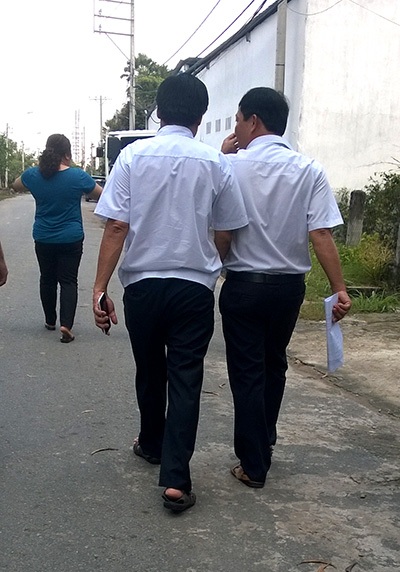 Lực lượng Quản lý thị trường xuất hiện trường kho hàng của công ty Đại Hạnh Phúc sáng 24/10