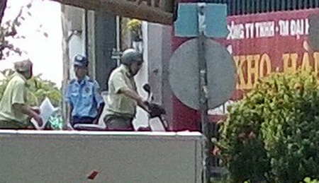 Lực lượng Quản lý thị trường xuất hiện trường kho hàng của công ty Đại Hạnh Phúc sáng 24/10