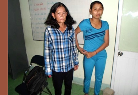 Hai “nữ quái” chuyên móc túi tại hội chợ sa lưới - 1 Hai “nữ quái” bị tạm giữ tại cơ quan công an