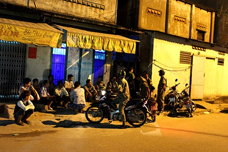 Truy bắt “sát thủ” bịt mặt xông vào nhà đâm chết người trên bàn nhậu - 1 Lực lượng chức năng phong tỏa hiện trường