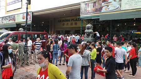 Tiểu thương tại An Đông Plaza tiếp tục bãi thị phản đối tăng giá thuê sạp - 1 Rất đông tiểu thương tập trung trước An Đông Plaza phản đối việc tăng giá thuê sạp