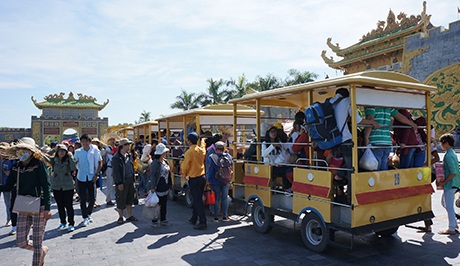 Hàng vạn người đổ về KDL Đại Nam trong ngày “xả cửa” - 13 Xe trung chuyển chở khách đến các điểm tham quan