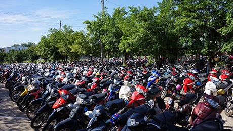 Hàng vạn người đổ về KDL Đại Nam trong ngày “xả cửa” - 5 Bãi giữ xe máy chật kín