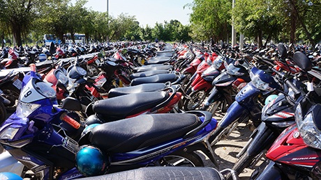 Hàng vạn người đổ về KDL Đại Nam trong ngày “xả cửa” - 3 Bãi xe trong KDL chật kín