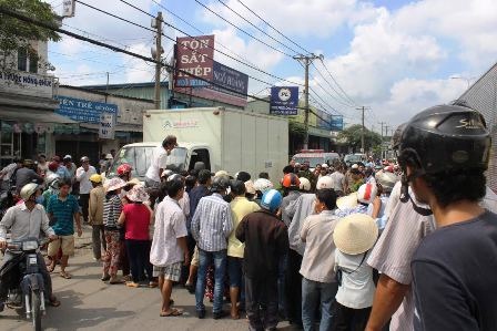 Rất đông người dân vây kín hiện trường theo dõi vụ tai nạn