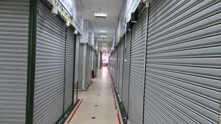 Tiểu thương tại An Đông Plaza tiếp tục bãi thị phản đối tăng giá thuê sạp - 2 Các sạp hàng đóng kín cửa
