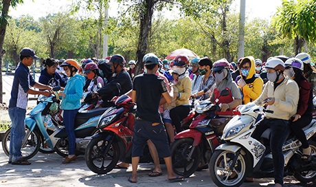 Hàng vạn người đổ về KDL Đại Nam trong ngày “xả cửa” - 4 Bãi giữ xe máy chật kín
