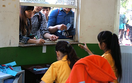 Hàng vạn người đổ về KDL Đại Nam trong ngày “xả cửa” - 19 Một số trò chơi thuộc hình thức liên doanh sẽ được giảm 50% giá vé