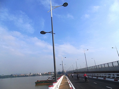 Cột đèn chiếu sáng được thiết kế, làm mới giống như cột đèn cầu Hóa An mới