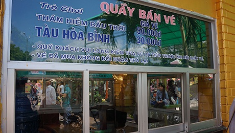 Hàng vạn người đổ về KDL Đại Nam trong ngày “xả cửa” - 18 Quầy vé không có nhân viên.