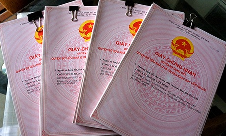 Nguy cơ mất hàng chục tỷ đồng vì… giúp bạn - 1 Hơn 40 cuốn sổ đỏ mà bà Nga đưa cho bà H. để làm tin mượn tiền