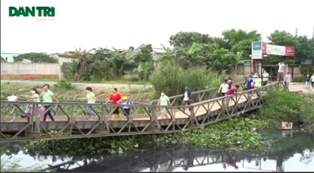 Người dân băng qua cầu gãy gập, "đối mặt" tử thần - 1 Cây cầu Cầu Sa gãy ngay ở giữa