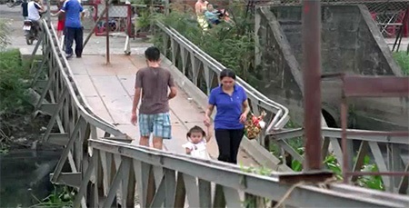 Người dân băng qua cầu gãy gập, "đối mặt" tử thần - 2 Người dân vẫn phải liều mình băng qua cây cầu chờ gãy này